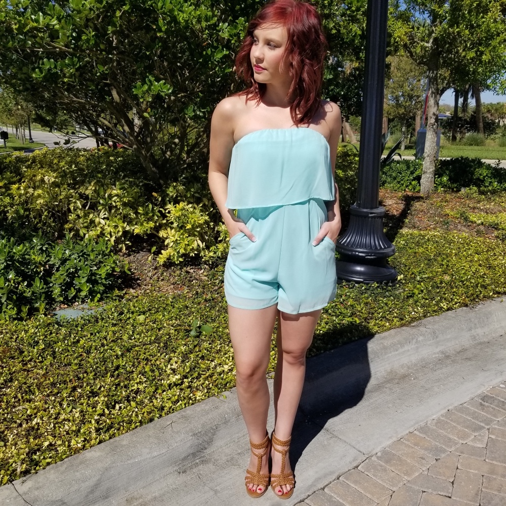  5⭐️ Black Strapless Flutter Romper with Pockets - Picture 2 of 5